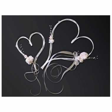 Bruiloft auto decoratie harten creme