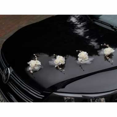 Cremekleurige rozen voor op de auto