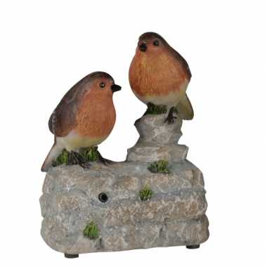 Decoratie vogel tuinbeeldje roodborstjes met geluid 11 cm