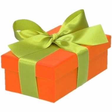 Etalage versiering oranje cadeauverpakking doosje met lichtgroen stri