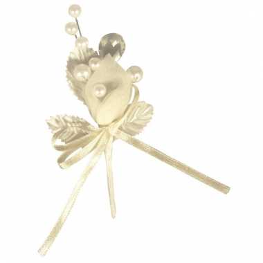 Huwelijks corsage ivoorkleurige organza bloemen