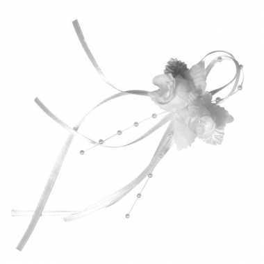 Huwelijks corsage witte roosjes en parels