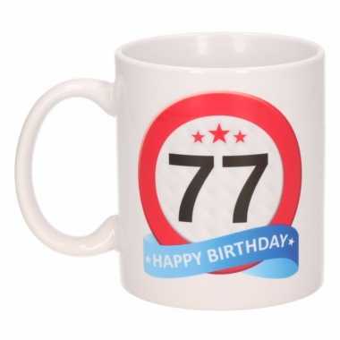 Koffiemok verkeersbord thema 77 jaar 300 ml