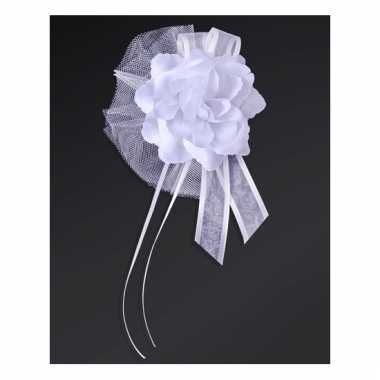 Witte roos met lint voor een antenne