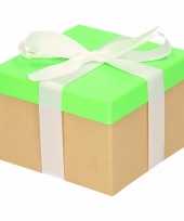 Etalage versiering neon groene cadeauverpakking doosje met wit strikje 15 cm