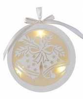 Kerstboomhanger kersthanger witte bal met kerstklokken print 12 cm kunststof met led lampje