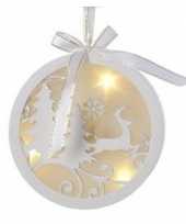 Kerstboomhanger kersthanger witte bal met rendieren print 12 cm kunststof met led lampje