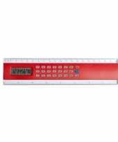 Rood liniaaltje met rekenmachine
