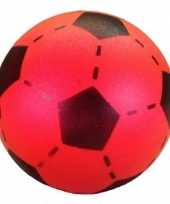 Softbal rood met voetbalprint