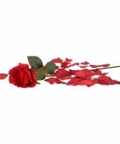 Valentijns kado nep rode roos 45 cm met donkerrode rozenblaadjes